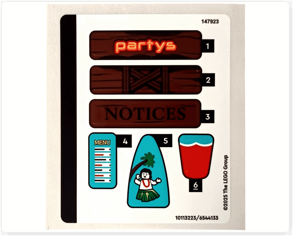 レゴ ONE PIECE 75636「フーシャ村」に付属するステッカーシート。木製看板やNOTICEプレート、メニュー表、飾りタイルなどが収録され、建物の雰囲気や村の生活感を補う装飾パーツとして使われる。