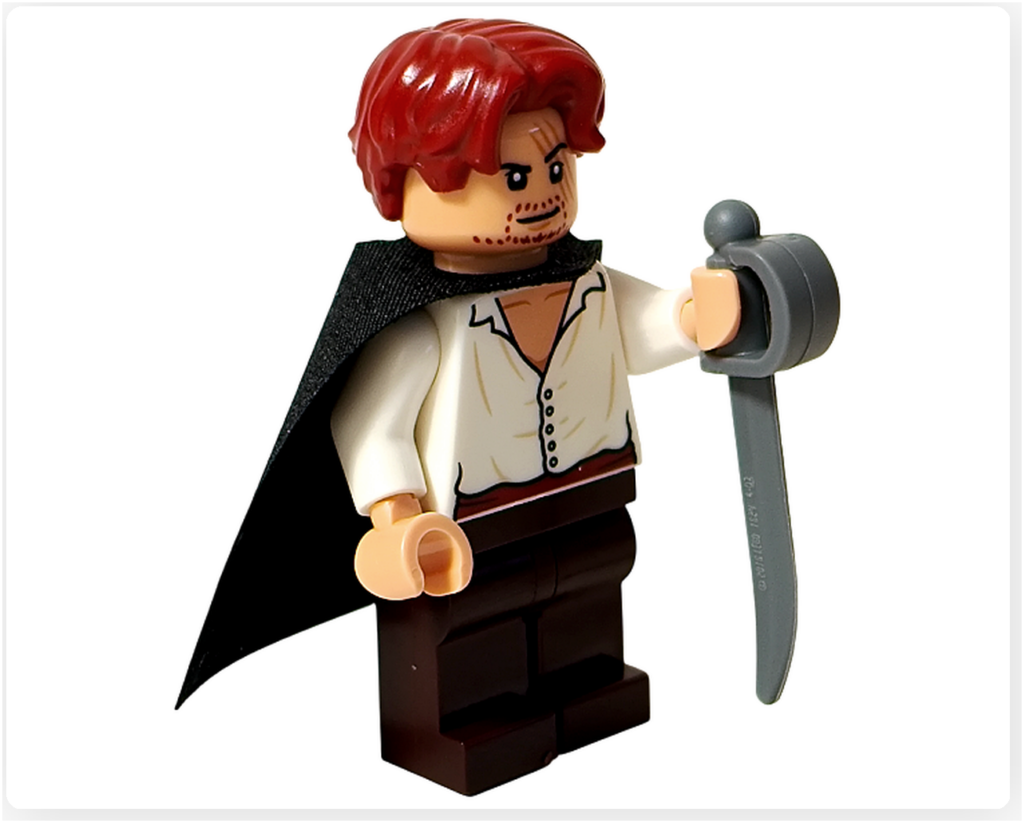 レゴ ONE PIECE 75636「フーシャ村」に付属するシャンクスのミニフィギュア正面。黒いマントと片手剣、赤髪の特徴的なヘアパーツを装備し、若き日の風格や物語性がよく伝わる造形になっている。