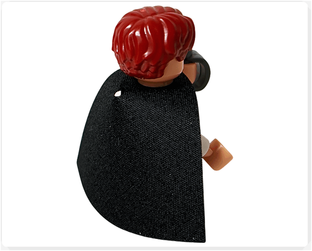 レゴ ONE PIECE 75636「フーシャ村」に付属するシャンクスのミニフィギュア背面。布製の黒いマントが大きく広がり、赤髪の造形と併せて若き船長の雰囲気を表現。後ろ姿からも落ち着いた存在感が伝わる。