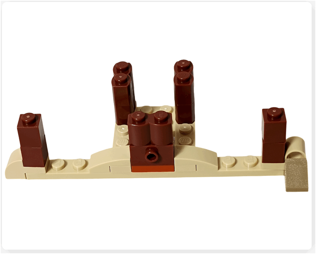 レゴ ONE PIECE 75636「フーシャ村」の基礎工程。砂浜色のプレートにブラウンの柱が立ち上がった状態で、小屋の土台と海辺の風合いを形作り始める段階がわかる構成。