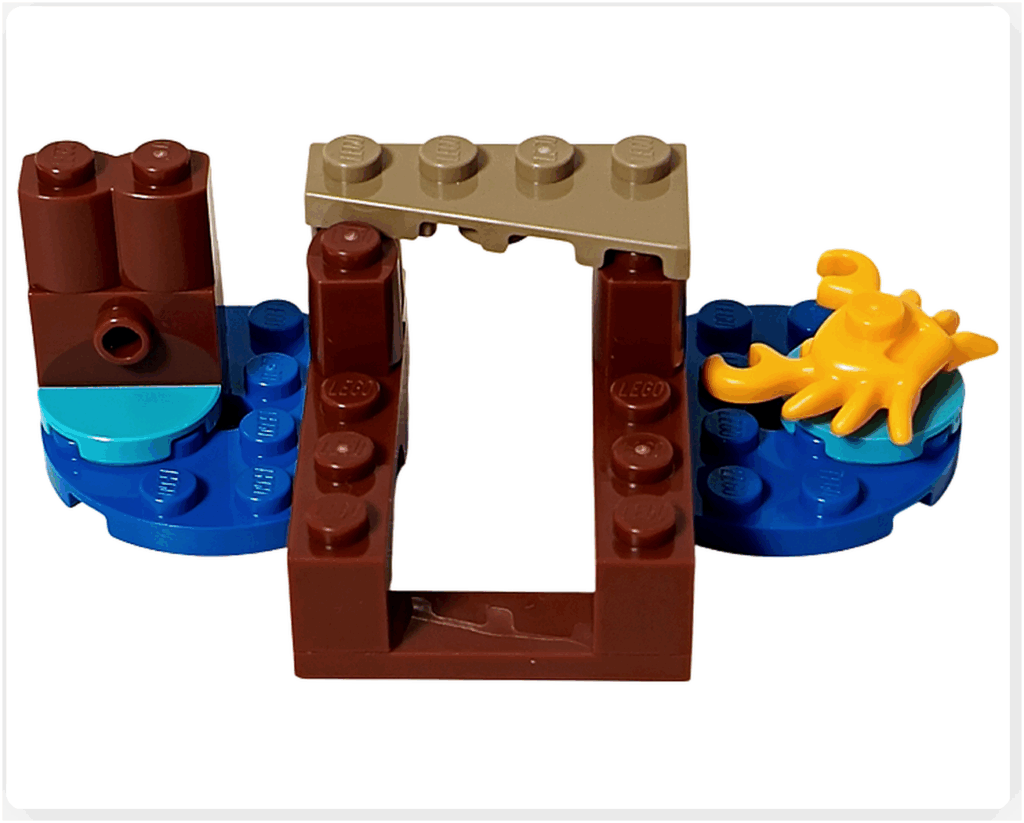 レゴ ONE PIECE 75636「フーシャ村」の桟橋側の基礎部分。青い丸タイルで水面を表現し、ブラウンの柱と砂浜色パーツが配置された状態。海辺の建物の雰囲気と桟橋の土台が形になり始めている様子。