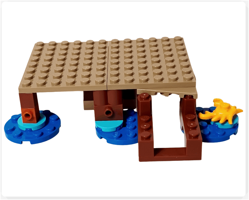 レゴ ONE PIECE 75636「フーシャ村」の桟橋側基礎に床を取り付けた工程。青いタイルの水面表現と砂浜色の床プレートが組み合わさり、海辺の建物の土台がしっかりと形作られている様子。