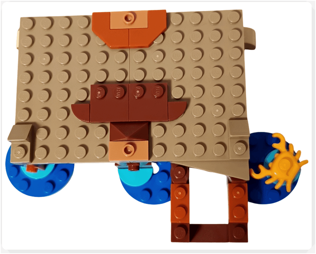 レゴ ONE PIECE 75636「フーシャ村」の床面を装飾した工程。ブラウン系の木材風パーツやタイルが配置され、海辺の小屋らしい素朴な雰囲気と生活感が出てきた状態。