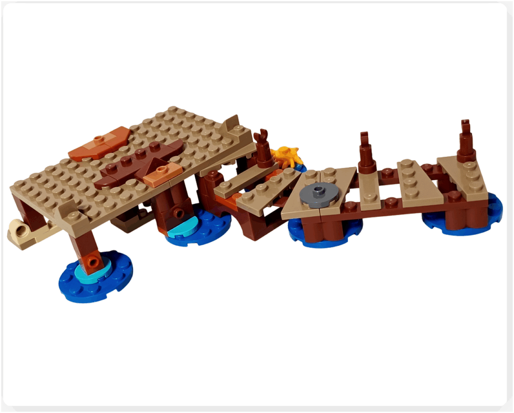 レゴ ONE PIECE 75636「フーシャ村」の桟橋床板を組み立てた状態。タンとブラウンの板張りパーツが並び、青い水面タイルの上にリアルな桟橋が完成。海辺の港らしい温かな雰囲気が伝わる工程。