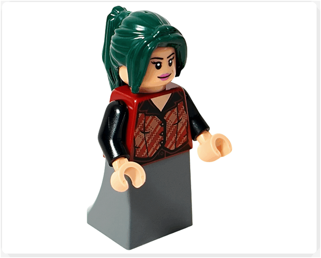レゴ ONE PIECE 75636「フーシャ村」に付属するマキノのミニフィギュア正面。緑髪のヘアパーツと赤いベスト風プリントが印象的で、酒場の店主としての温かな雰囲気が感じられる造形。