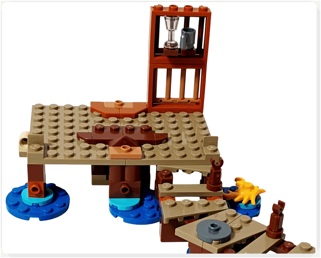 レゴ ONE PIECE 75636「フーシャ村」の奥の壁組立初期段階。棚にグラスやカップが配置された枠パーツを取り付け、小屋内部の酒場らしい雰囲気が見え始めている状態。