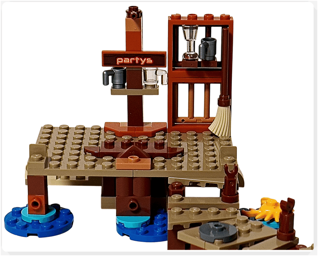 レゴ ONE PIECE 75636「フーシャ村」で奥の壁に“partys”看板や棚パーツを追加した段階。赤い看板プリントと小物が加わり、酒場としての温かな雰囲気が強まる様子。