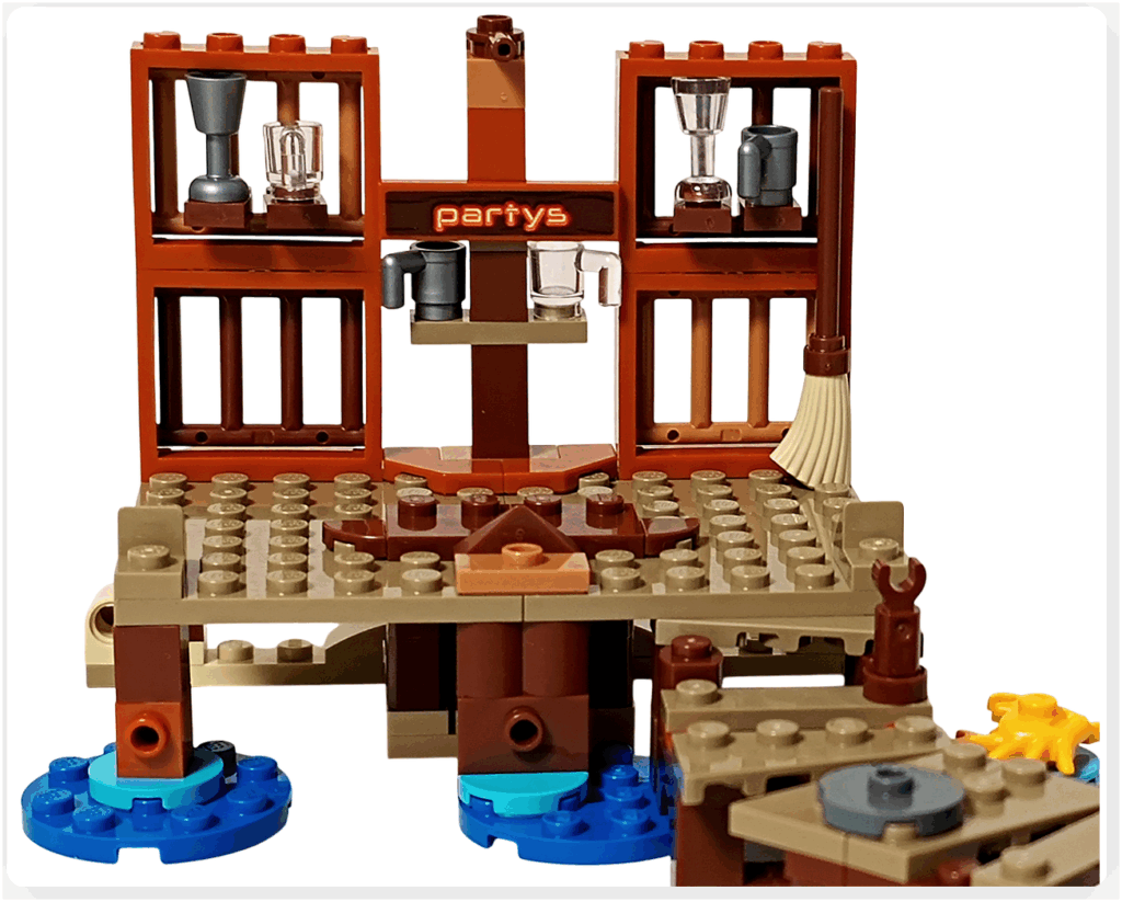 レゴ ONE PIECE 75636「フーシャ村」の奥の壁を左右対称に拡張した状態。棚に食器や道具が配置され、酒場内部の落ち着いた生活感がより具体的に表れた工程。