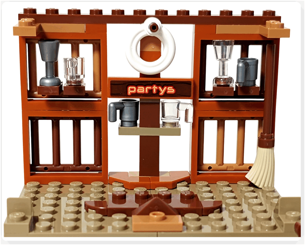 レゴ ONE PIECE 75636「フーシャ村」で奥の壁が完成した工程。中央に取り付けられた浮き輪や棚の配置、小物の並びが整い、酒場の中心スペースとしての雰囲気が完成した状態。