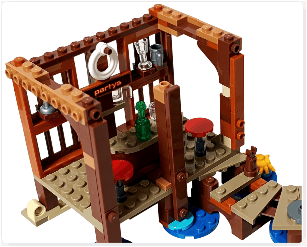 レゴ ONE PIECE 75636「フーシャ村」で柱の追加とカウンター周りの装飾を組み立てた工程。木造の柱が増えて構造が安定し、酒場らしい生活感のある空間が整ってきた状態。