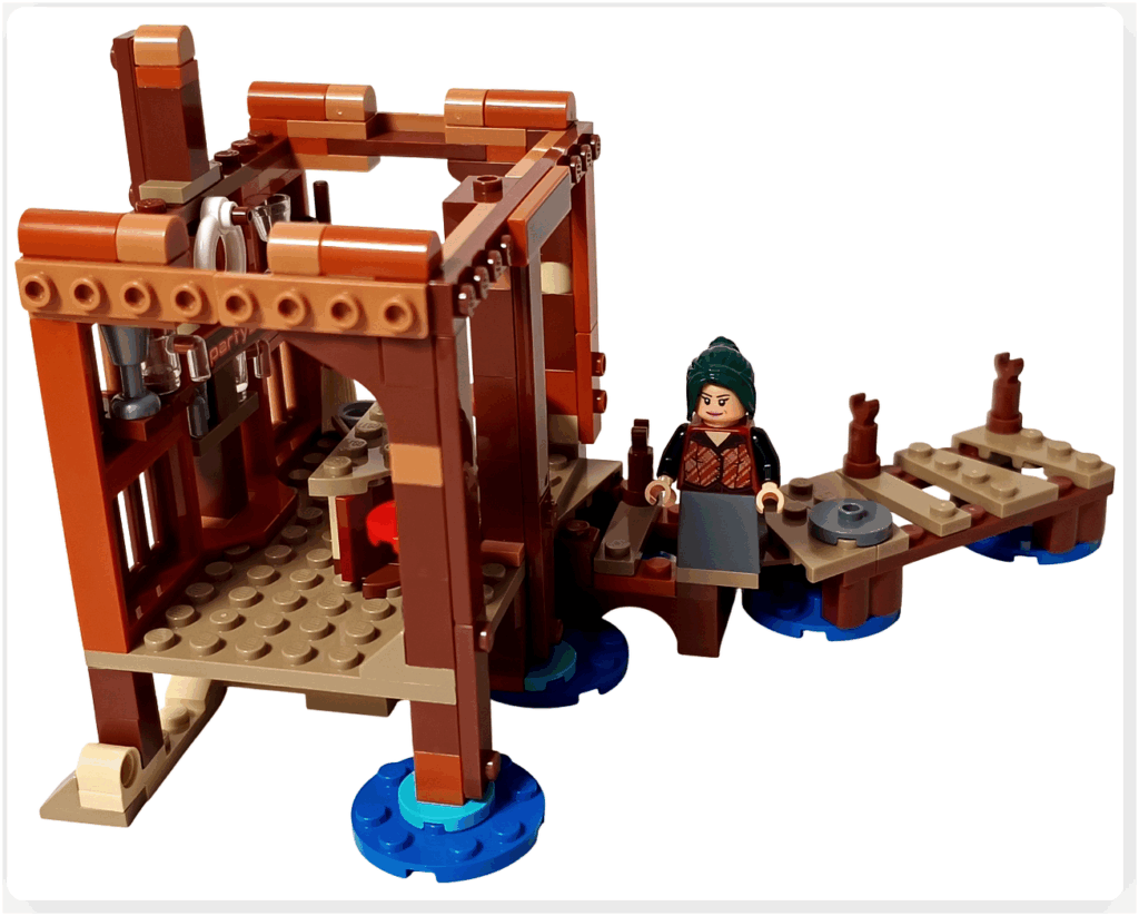 レゴ ONE PIECE 75636「フーシャ村」で2袋目まで組み立てた状態。柱や棚、カウンターが 完成し、マキノのミニフィグが桟橋に配置されている様子。小屋の酒場らしい雰囲気が整ってきた工程。