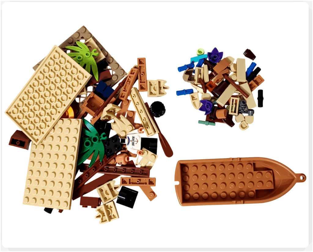 レゴ ONE PIECE 75636「フーシャ村」の3袋目に含まれるパーツ一式。屋根用プレートや植物パーツ、小物ブロック、さらに手漕ぎボートの本体が並ぶ構成で、小屋の仕上げや周辺づくりに使われる部品が揃っている状態。