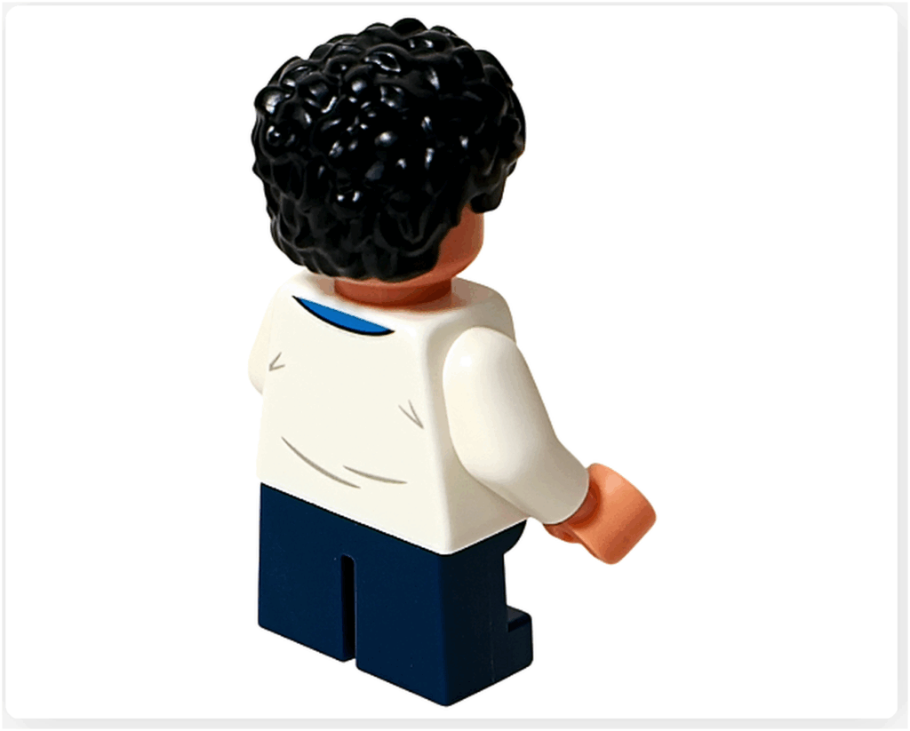 レゴ ONE PIECE 75636「フーシャ村」のルフィ（子供）のミニフィグ背面。シャツの後ろ側に軽いシワや青のラインが描かれ、素朴な村暮らしの雰囲気が伝わる姿。