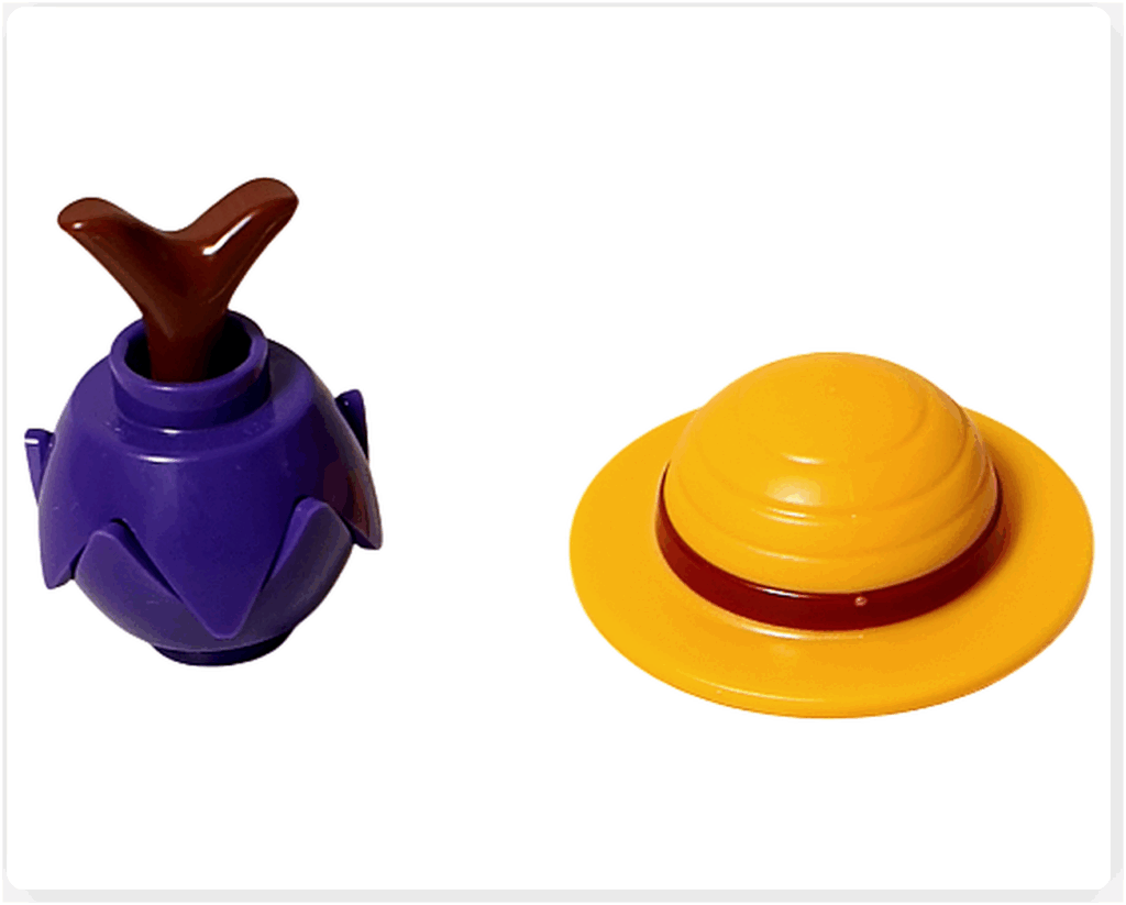 レゴ ONE PIECE 75636「フーシャ村」に含まれるルフィ関連の小物、悪魔の実と麦わら帽子。紫の悪魔の実は特徴的な形状で再現され、黄色い麦わら帽子は物語を象徴するアイテムとして存在感を放つ状態。