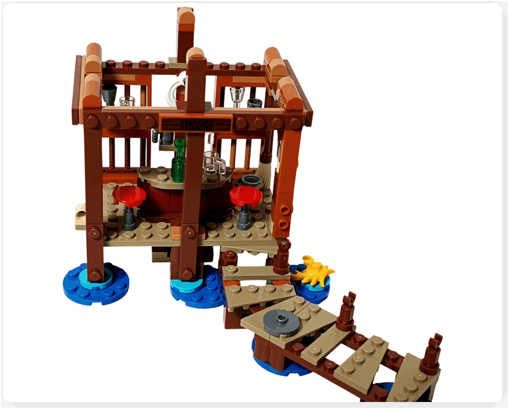 レゴ ONE PIECE 75636「フーシャ村」の外装フレームを組み立てた工程。柱や梁が組まれ、内部のカウンターや桟橋とのつながりが確認できる状態。海辺の酒場としての外観が立ち上がりつつある様子。