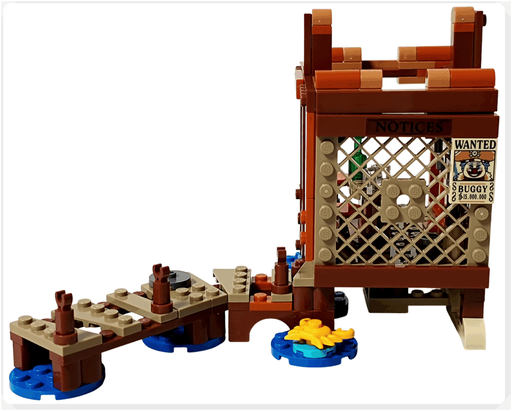 レゴ ONE PIECE 75636「フーシャ村」の取り外し可能な側壁を組み立てた工程。柵状の壁にバギーの手配書が貼られ、桟橋とのつながりも確認できる。海辺の小屋に海賊世界観が加わった状態。