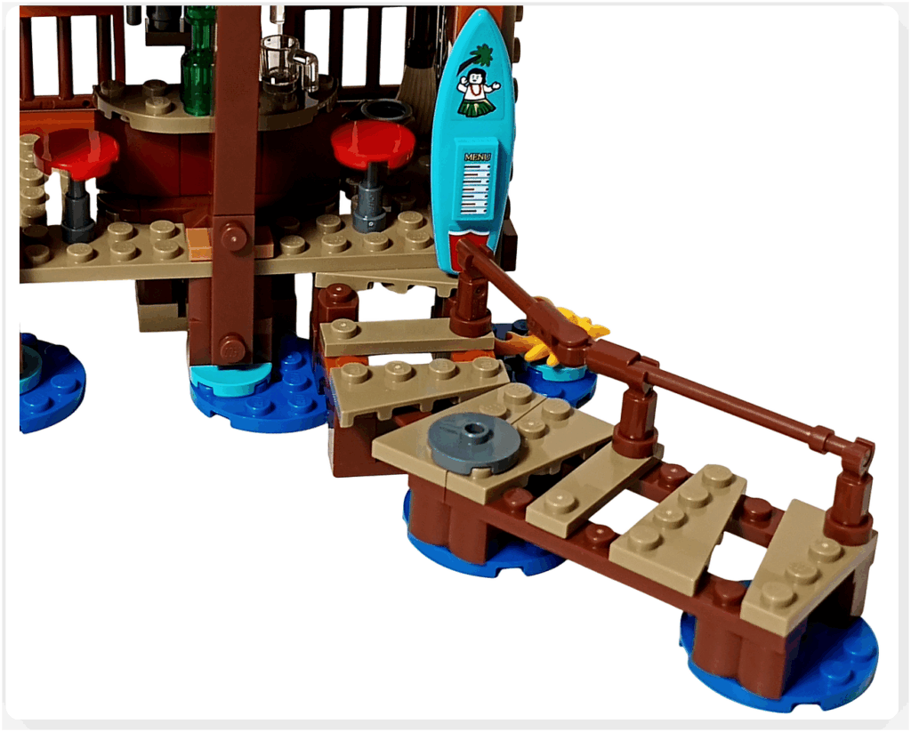 レゴ ONE PIECE 75636「フーシャ村」の桟橋に細い茶色の手すりパーツを取り付けた工程。段差のある桟橋に安全性と港らしさが加わり、小屋へ続く海辺の通路としての雰囲気がよりリアルになった様子。