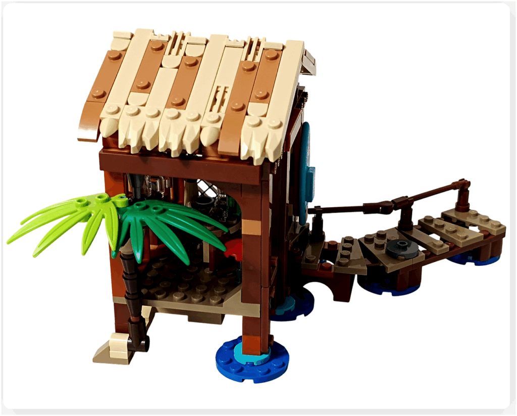 レゴ ONE PIECE 75636「フーシャ村」の横に南国風の木パーツを取り付けた工程。屋根の下に広がる緑がアクセントとなり、海辺に建つ酒場らしい自然の雰囲気がより強まった状態を写した写真。