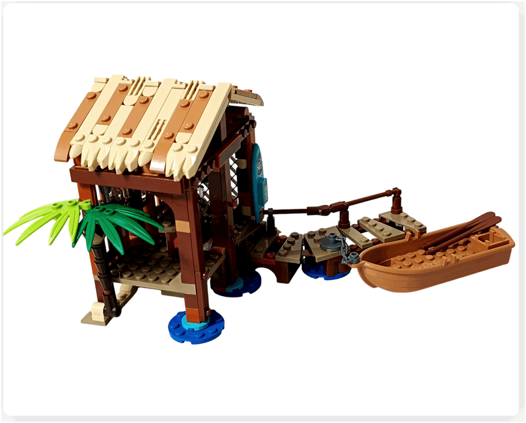 レゴ ONE PIECE 75636「フーシャ村」の桟橋の先に鎖パーツを使って手漕ぎ船を接続した様子。小屋から続く桟橋と船が繋がり、海辺の酒場らしい船着き場の雰囲気が強まった状態をまとまりよく写した写真。