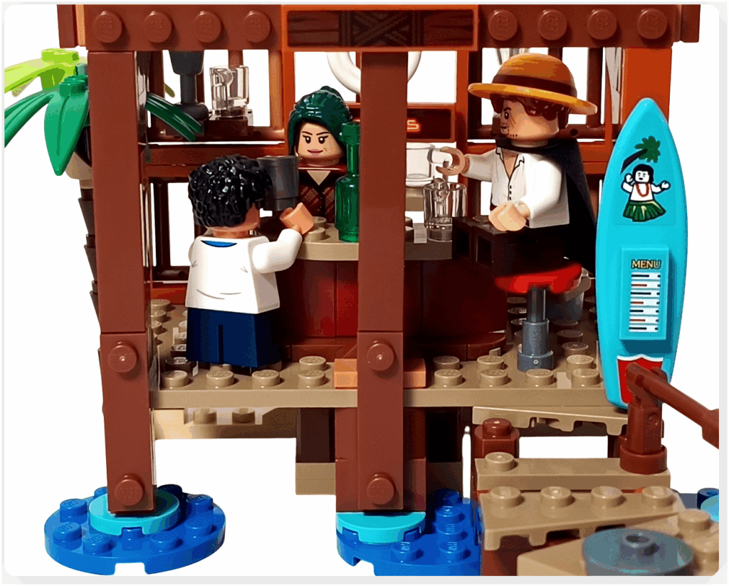レゴ ONE PIECE 75636「フーシャ村」のカウンター情景。マキノがグラスを差し出し、ルフィとシャンクスが向かい合う和やかな構図で、東の海の温かい日常と三人の関係性を感じられるシーン。