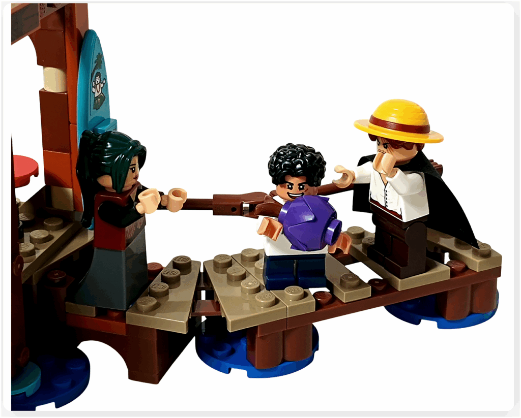 レゴ ONE PIECE 75636「フーシャ村」の小さな騒動シーン。悪魔の実を掴んだルフィを、シャンクスとマキノが慌てて止めようとする構図で、セットに動きとリズムが生まれる場面。