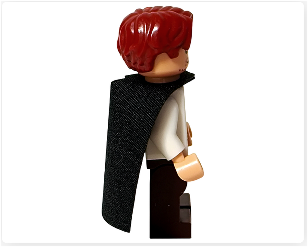 レゴ 75636 ONE PIECE フーシャ村のシャンクスのミニフィグ右側面。赤髪パーツの造形や黒いマントのカーブ、白シャツとブラウンの脚パーツが見えるアングルです。