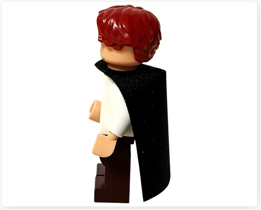 レゴ 75636 ONE PIECE フーシャ村のシャンクスのミニフィグ左側面。赤髪パーツの波状造形と黒いマントの曲線、白シャツとブラウン脚パーツが確認できるアングルです。