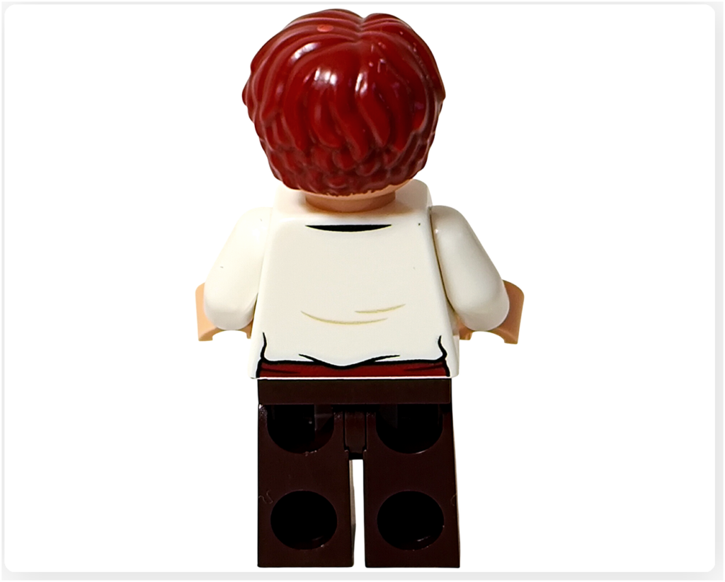 レゴ 75636 ONE PIECE フーシャ村のシャンクスのミニフィグ背面(マントなし)。白シャツの背面プリント、赤髪パーツの後頭部、ブラウン脚パーツが見えるアングルです。