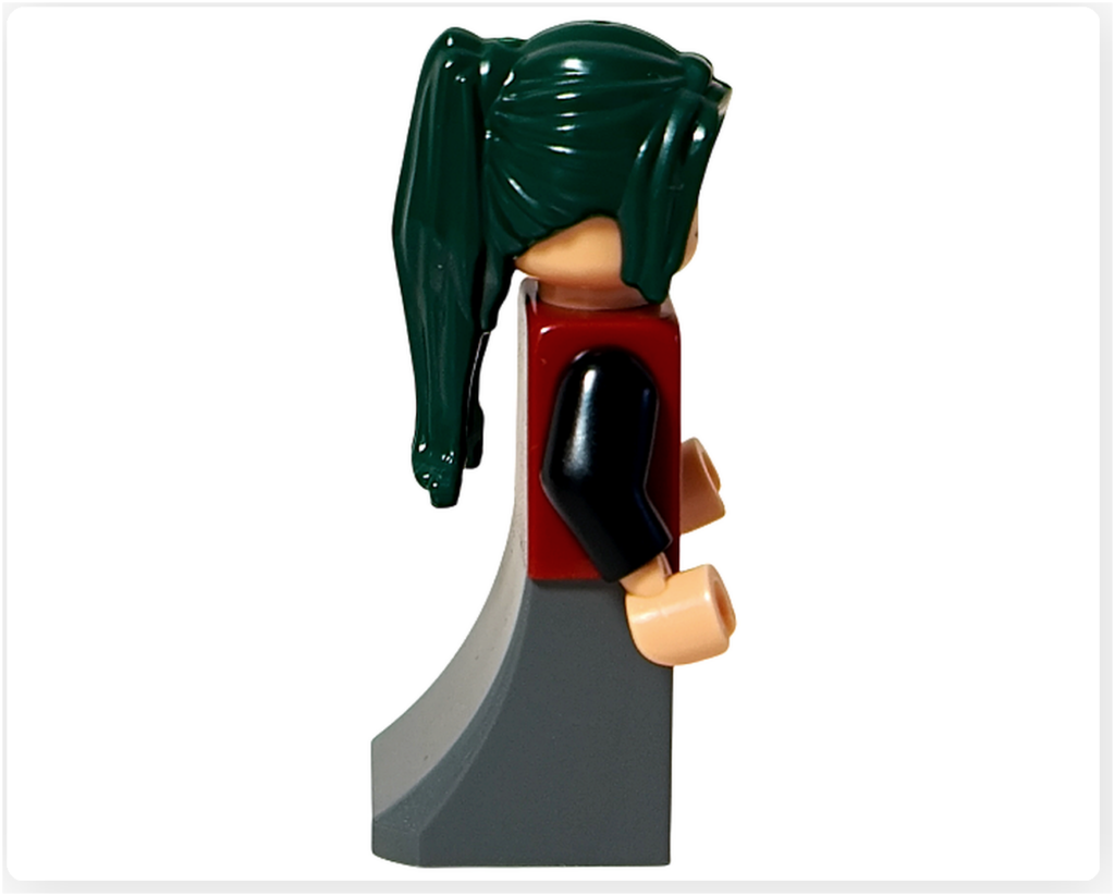 レゴ 75636 ONE PIECE フーシャ村のマキノのミニフィグ右側面。深緑のポニーテールヘアパーツの長さやカーブ、赤いベストとダークグレーのスカートパーツが見えるアングルです。