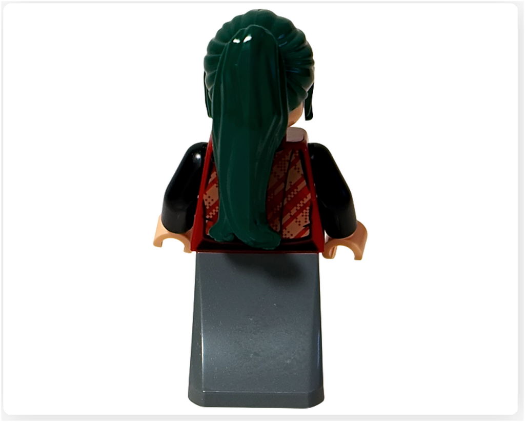 レゴ 75636 ONE PIECE フーシャ村のマキノのミニフィグ背面。深緑のロングポニーテールヘアパーツが背中まで伸び、赤いベストの背面プリントやスカート型の脚パーツが確認できるアングルです。