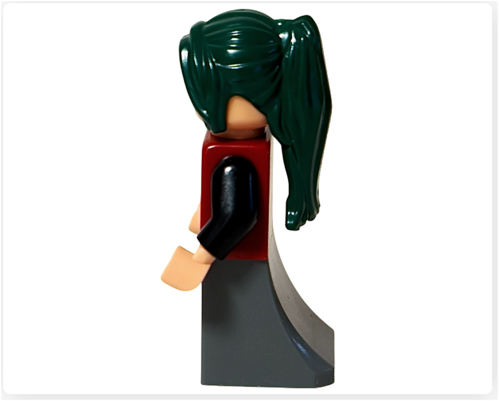 レゴ 75636 ONE PIECE フーシャ村のマキノのミニフィグ左側面。深緑のヘアパーツの流れと赤いベスト、ダークグレーのスカートパーツが確認できるシンプルな横向きアングルです。