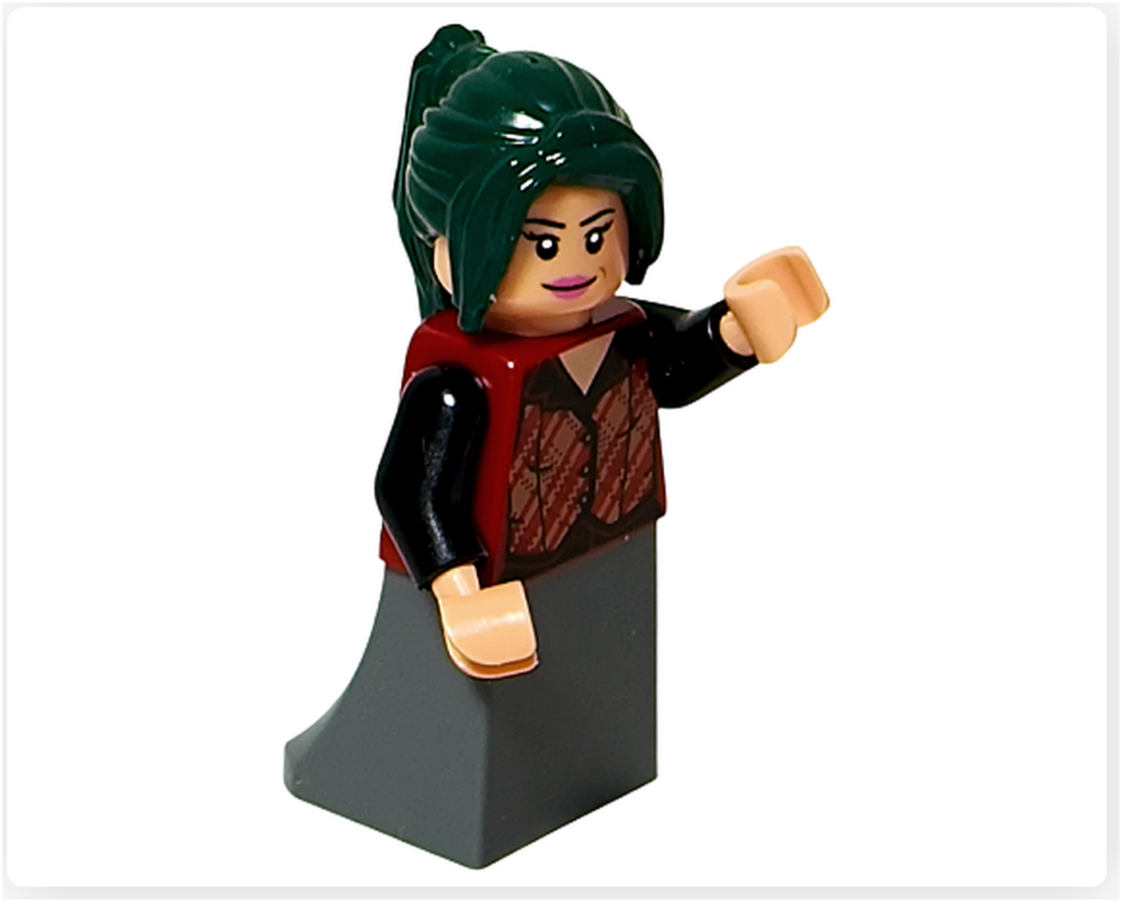 レゴ 75636 ONE PIECE フーシャ村のマキノのミニフィグ斜めアングル。片手を上げた挨拶ポーズで、深緑の髪、赤いベスト、ダークグレーのスカートパーツが確認できる構図です。