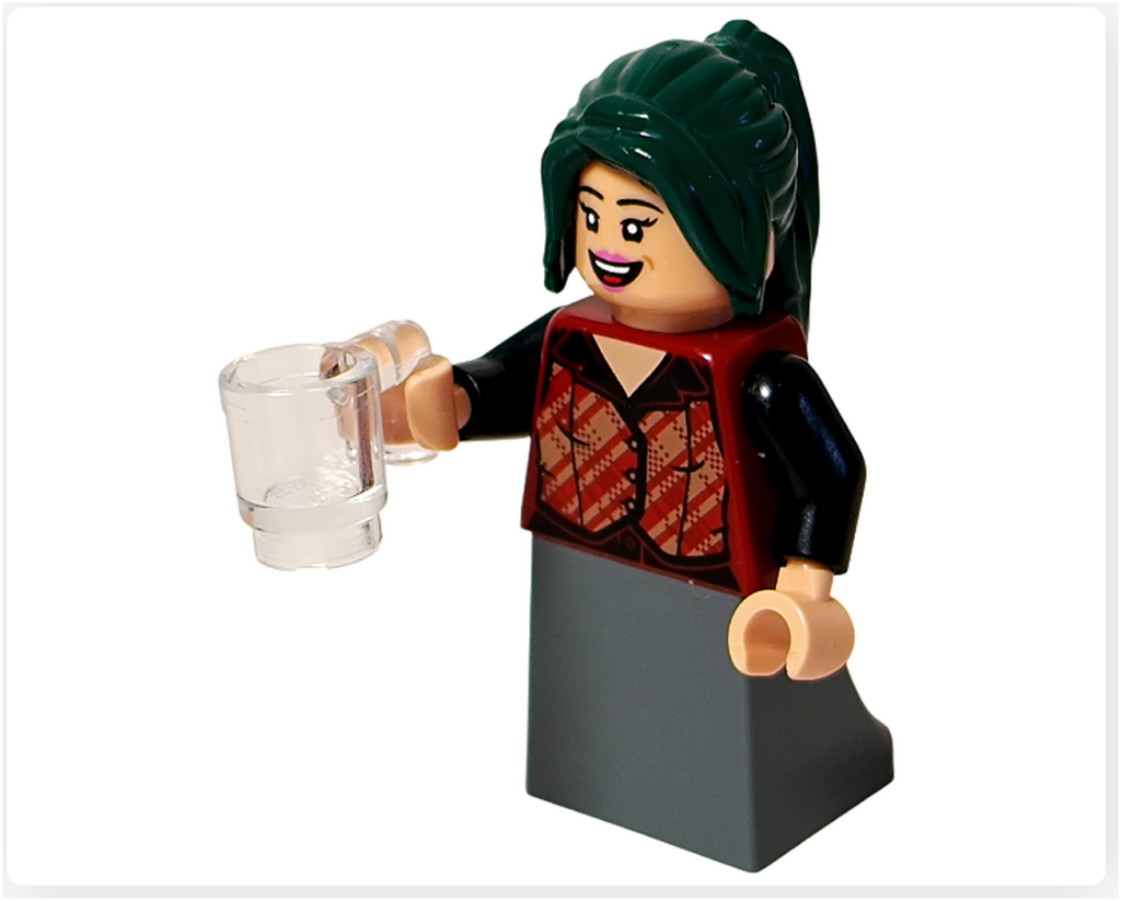 レゴ 75636 ONE PIECE フーシャ村のマキノのミニフィグが透明グラスを持つポーズ。深緑の髪、赤いベスト、ダークグレーのスカートパーツが確認できる斜めアングルです。