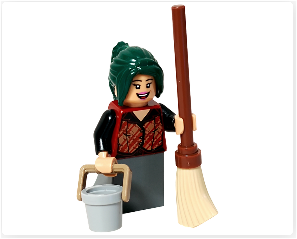 レゴ 75636 ONE PIECE フーシャ村のマキノのミニフィグがバケツとほうきを持ったポーズ。深緑のポニーテール、赤いベスト、ダークグレーのスカートパーツが確認できる角度です。