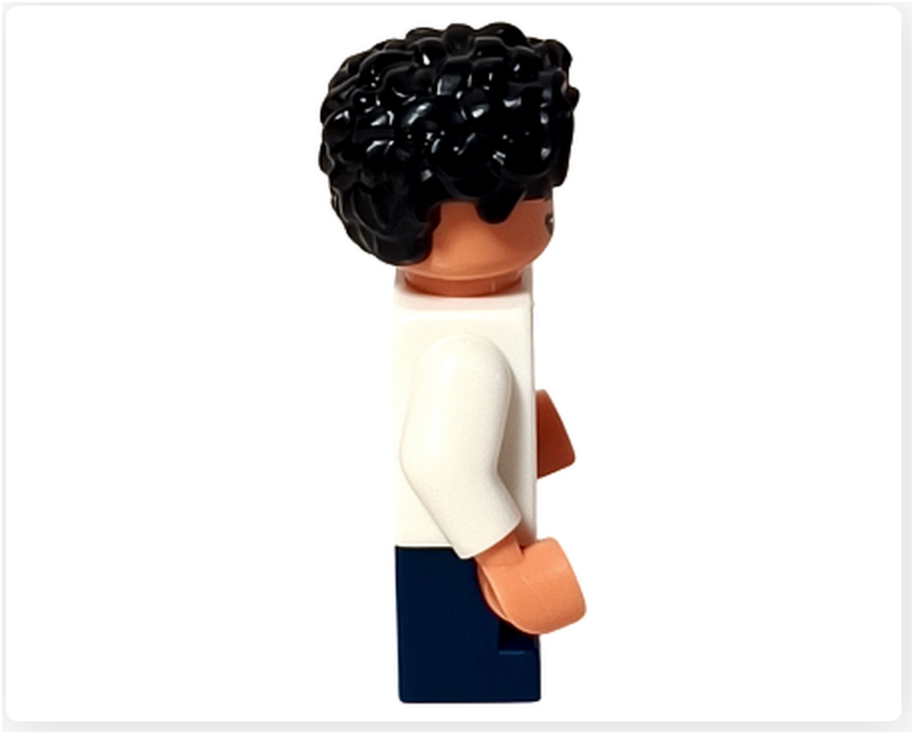 レゴ 75636 ONE PIECE フーシャ村のルフィのミニフィグ右側面。黒いくせ毛ヘア、白シャツの側面、青い脚パーツなどが確認できる横向きアングルです。