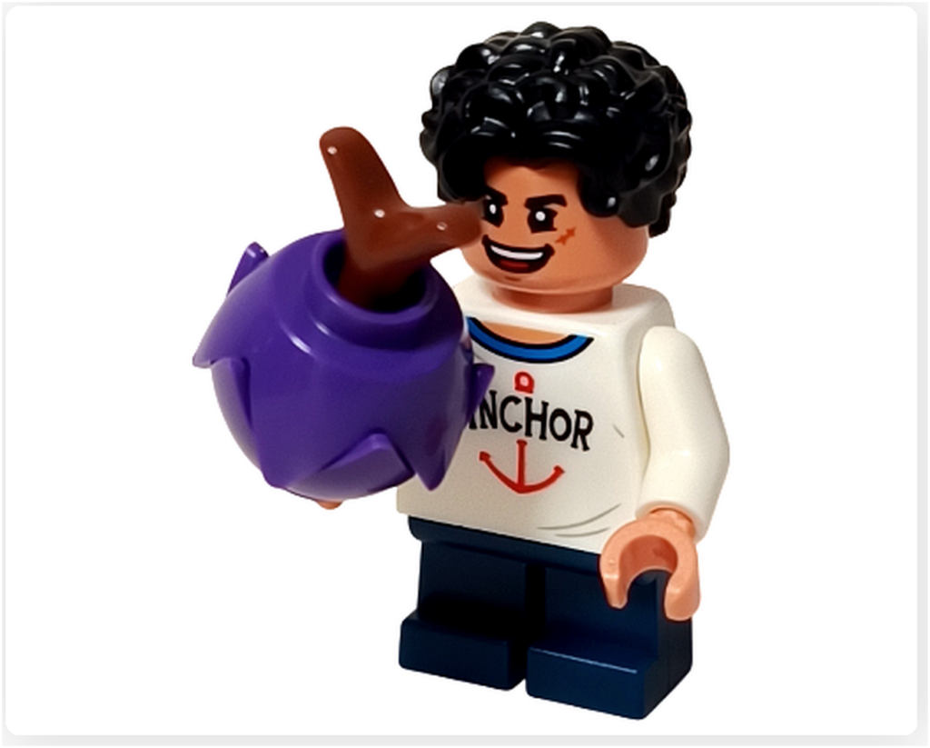 レゴ 75636 ONE PIECE フーシャ村のルフィのミニフィグ。紫の悪魔の実パーツを右手に持ち、笑顔表情で見つめる様子を斜めから撮影。白シャツと青脚パーツ、黒い縮れ髪パーツが確認できるアングルです。