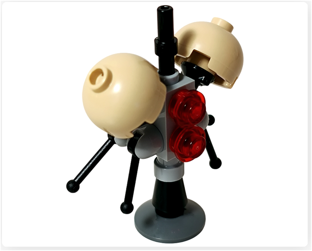 LEGO スター・ウォーズ 75418 アドベントカレンダー2025に含まれるバズ・ドロイド完成モデルの正面。赤いセンサーアイと複数のアーム構造が確認できる。