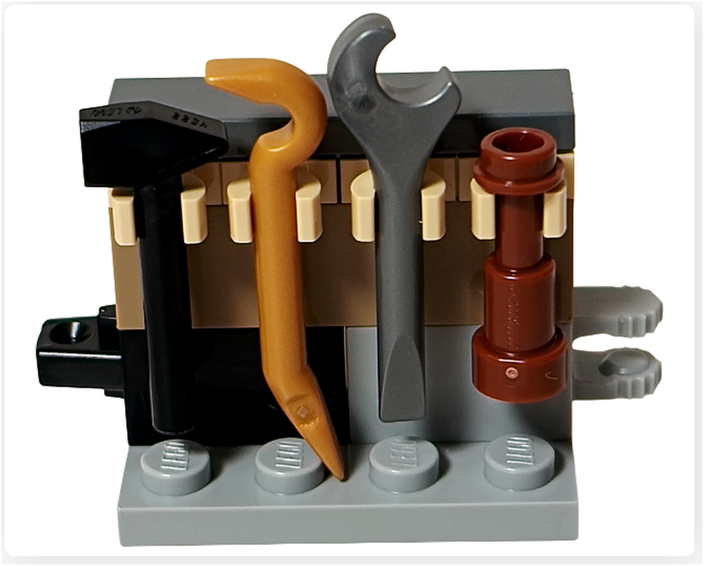 LEGO スター・ウォーズ 75418 アドベントカレンダー2025の工具ラック完成モデル。ハンマーやレンチなどの工具パーツがラックに掛けられ、整備エリアの設備として配置されている。