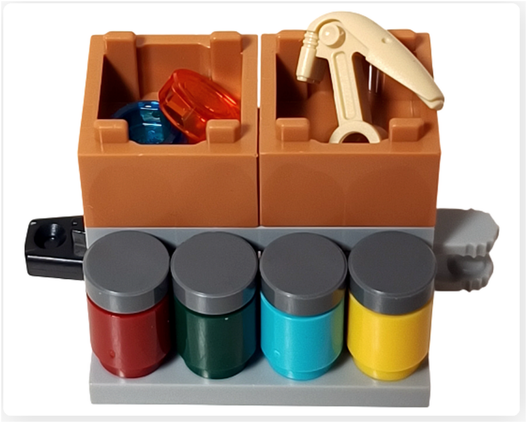 LEGO スター・ウォーズ 75418 アドベントカレンダー2025に含まれるストレージシェルフの完成モデル。 収納ボックスとカラフルな小型コンテナが並び、工具やパーツを置ける棚の構造が確認できる。