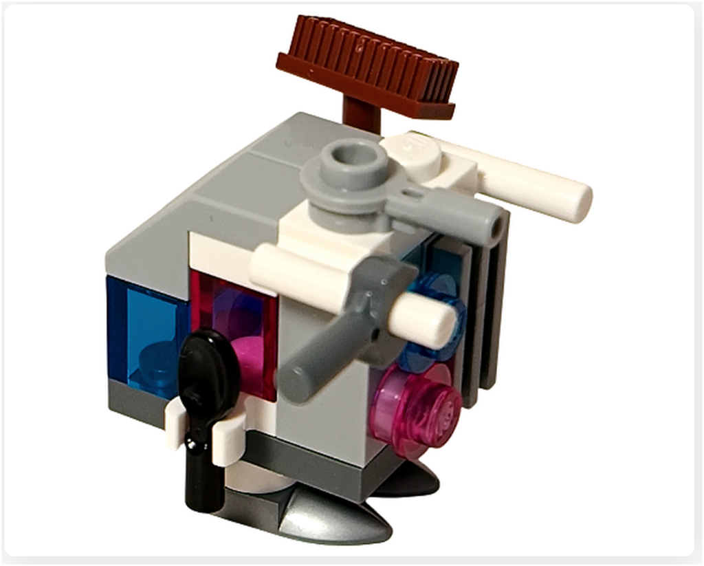 LEGO スター・ウォーズ 75418 アドベントカレンダー2025に含まれるゴンク・ドロイドのミニビルドを、右側面斜め上から撮影した写真。上部の接続パーツ、側面の青・ピンクの半透明パーツ、清掃用具の配置が確認できる。