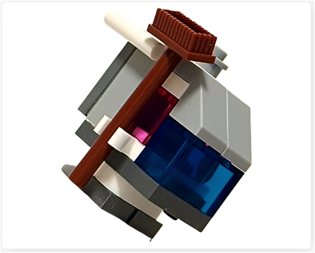 LEGO スター・ウォーズ 75418 アドベントカレンダー2025に含まれるゴンク・ドロイドのミニビルドを、左側面斜め下から撮影した写真。青色の半透明パーツ、内部のピンクパーツ、側面に固定された清掃用ブラシの位置が確認できる。