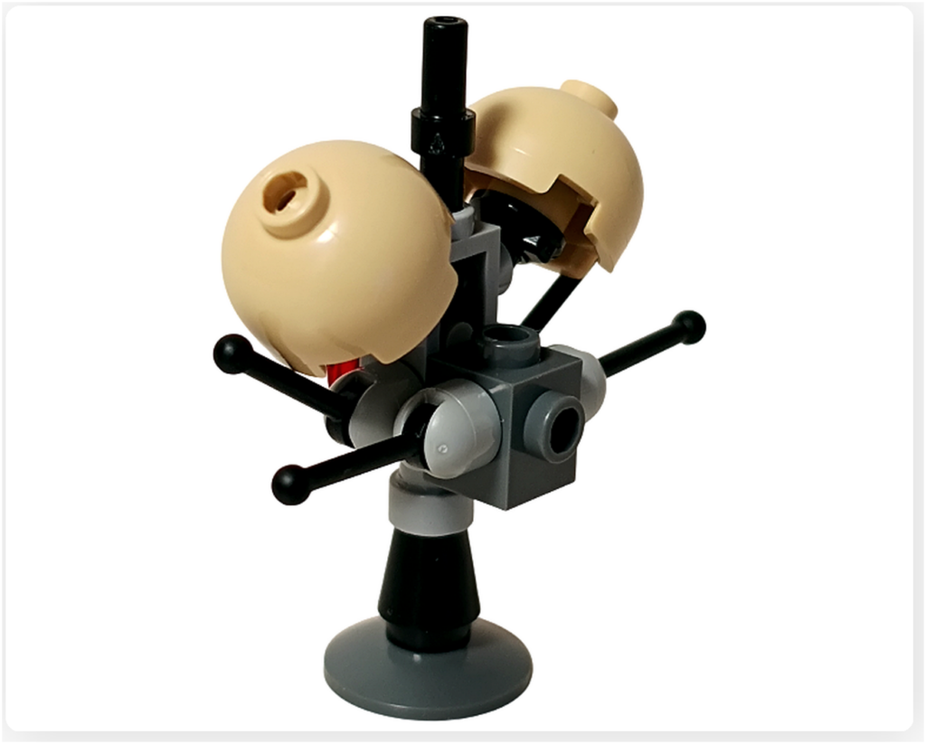 LEGO スター・ウォーズ 75418 アドベントカレンダー2025収録のバズ・ドロイドを左側面斜め後ろから撮影。ベージュの半球状装甲、グレーの中心ブロック、黒い多脚アームと支柱パーツの接続関係が確認できる。