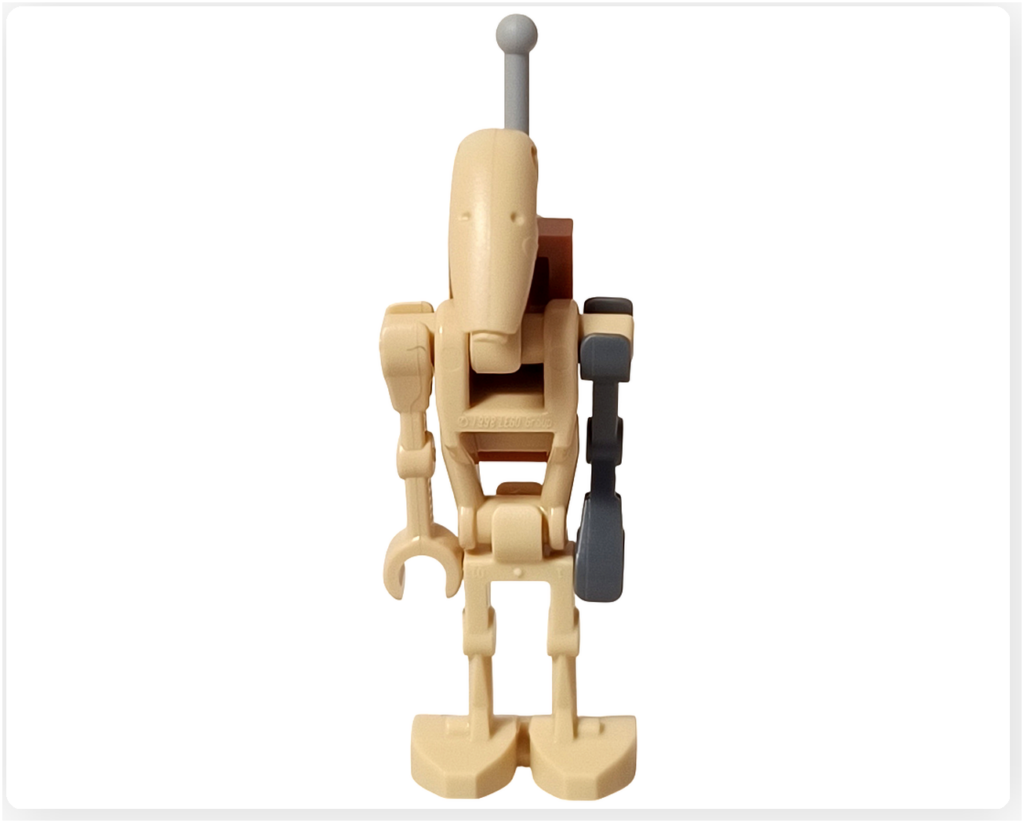 レゴ スター・ウォーズ 75418に登場するスクラップ・バトル・ドロイドの正面写真。不揃いなパーツ構成と簡素な武装が、戦闘を終え修復途中にあるような佇まいを伝えるミニフィグ。