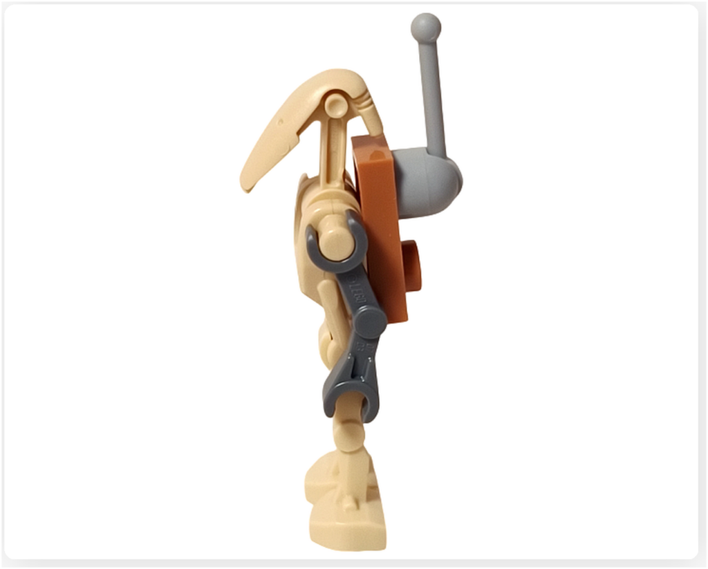 レゴ スター・ウォーズ 75418に登場するスクラップ・バトル・ドロイドの左側面写真。前傾した姿勢と簡略化された腕部構造、背負った装備が、消耗と再利用を重ねた戦闘ドロイドの履歴を伝えるミニフィグ。