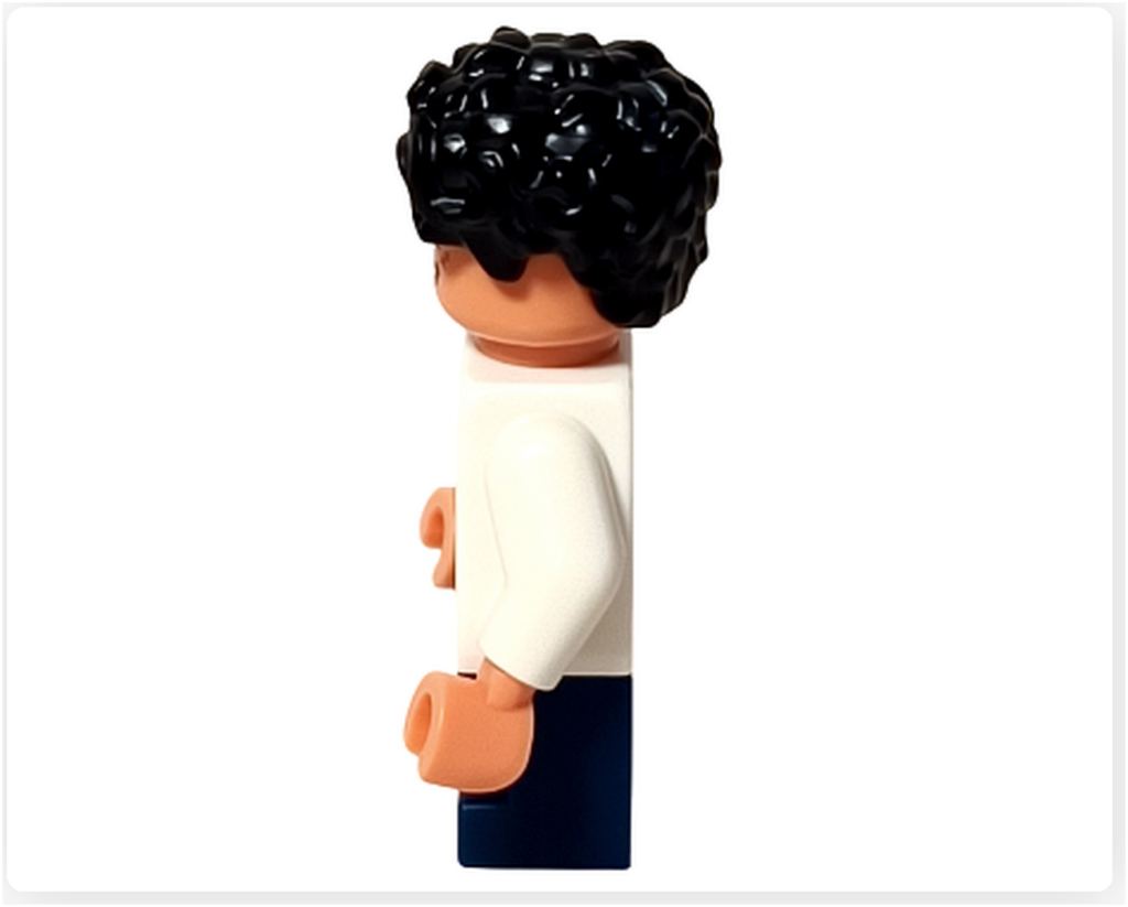 レゴ 75636 フーシャ村 ルフィのミニフィグ左側面。黒髪ヘアパーツのモールド、白シャツ、青い脚パーツが確認できる横向きアングルです。